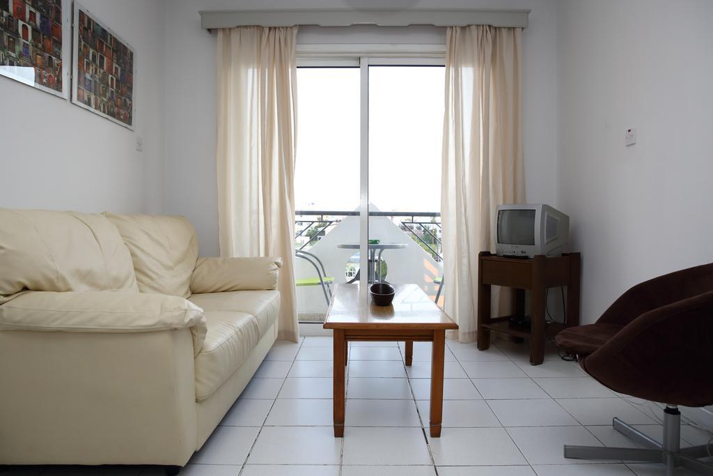 Alora Apartments 拉纳卡 外观 照片